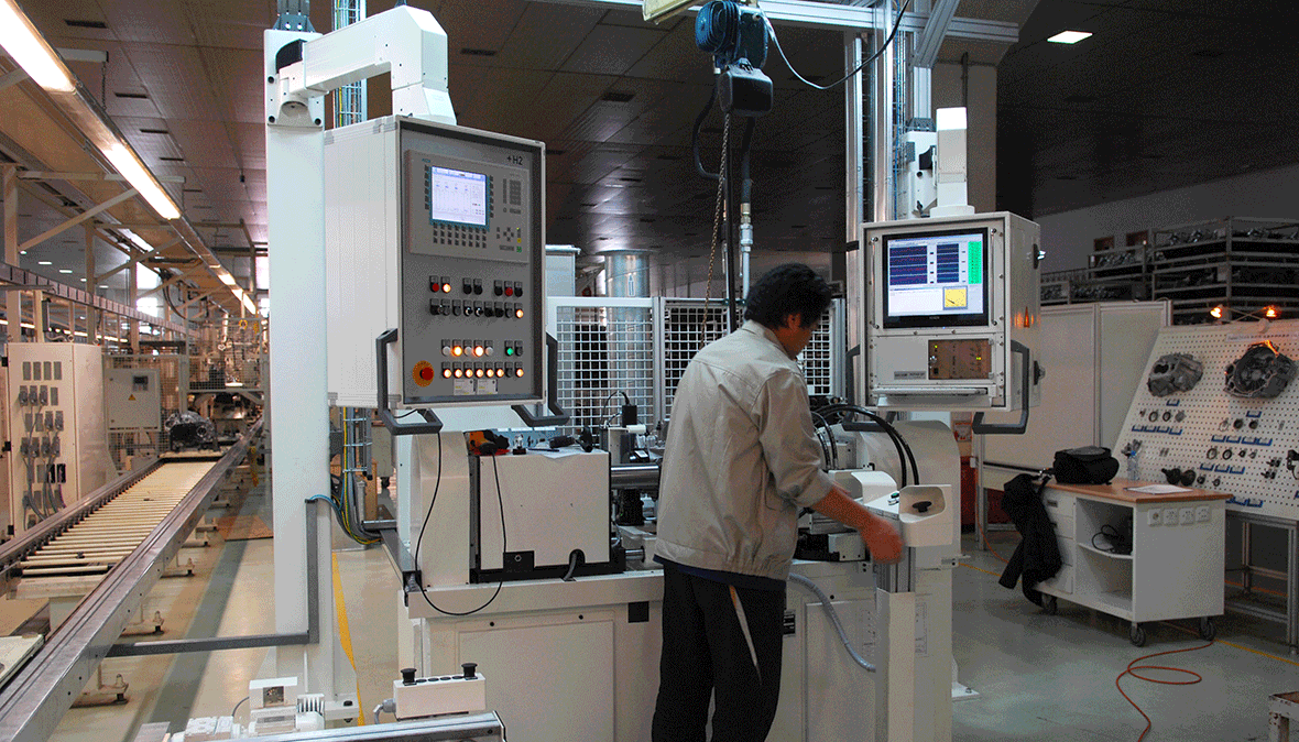 Test bench for the analysis of manual transmissions with a DISCOM system on a swivel arm